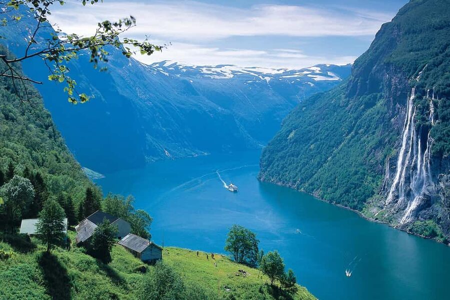 Ålesund to Geiranger Fjord Boat Tour with Return Bus Tour - Øye and the road through Norang Valley