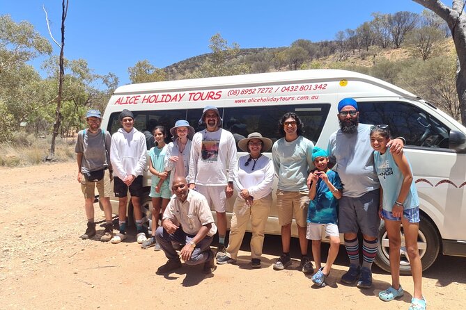 Alice Springs to Uluru (Ayers Rock) Coach Transfer - Your driver adds the human touch