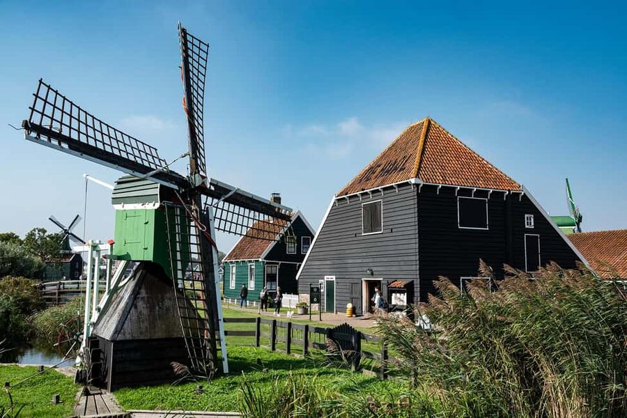 Amsterdam: Explore Zaanse Schans: Half-Day Luxury Coach Trip - First look at the windmills and wooden houses