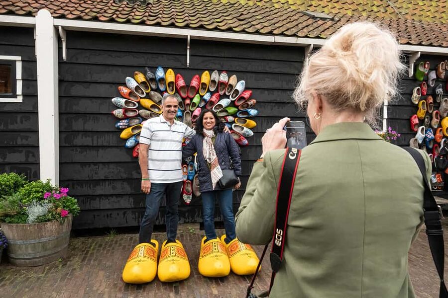Amsterdam: Explore Zaanse Schans: Half-Day Luxury Coach Trip - Cheese-making and tasting