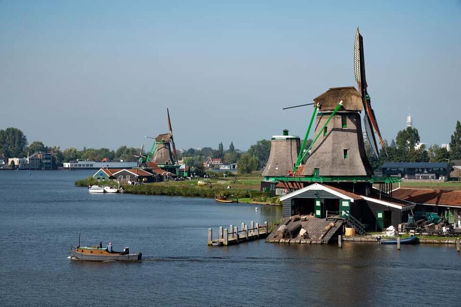 Amsterdam: Explore Zaanse Schans: Half-Day Luxury Coach Trip - Getting from Amsterdam Central Station to the meeting point