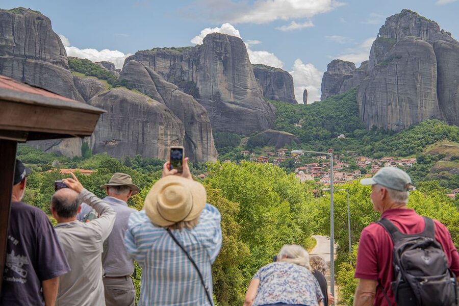 Athens to Meteora: Monasteries & Hidden Caves Bus Tour - Viewpoints, photos, and the minibus
