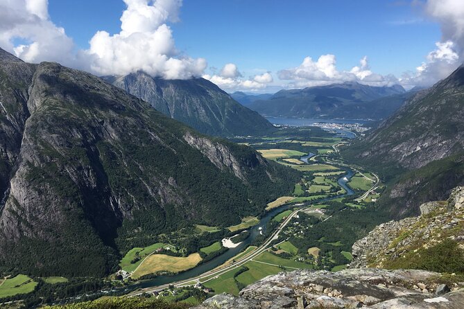 Audio-Guide Bus Tour at Scenic Routes of Åndalsnes to Trollstigen - A scenic ride through the Rauma Valley