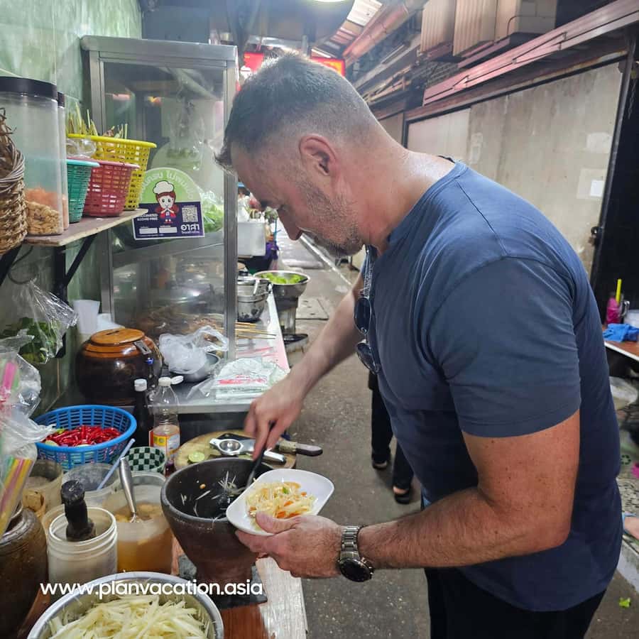 Bangkok: Full-Day Hop-On Hop-Off Walking Tour Mini Group - Key points at a glance