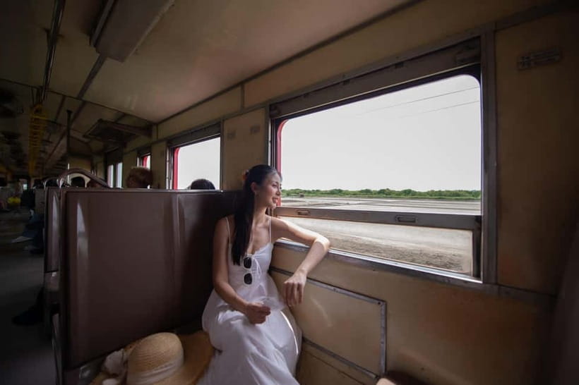 Bangkok: Premium Damnoen Saduak & Railway Market By Food Bus - Salt Lake De Maeklong and the final photos