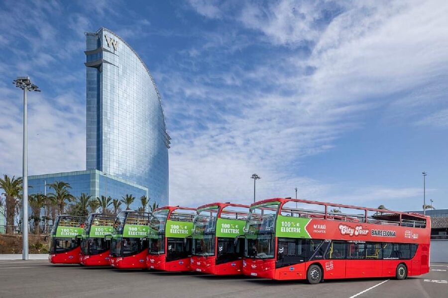 Barcelona: Hop-On Hop-Off Bus & Aquarium Tour - Audio Commentary and Onboard Comfort