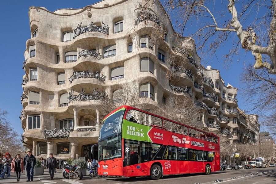 Barcelona: Hop-On Hop-Off Bus & Aquarium Tour - Who Will Get the Most From This Experience?