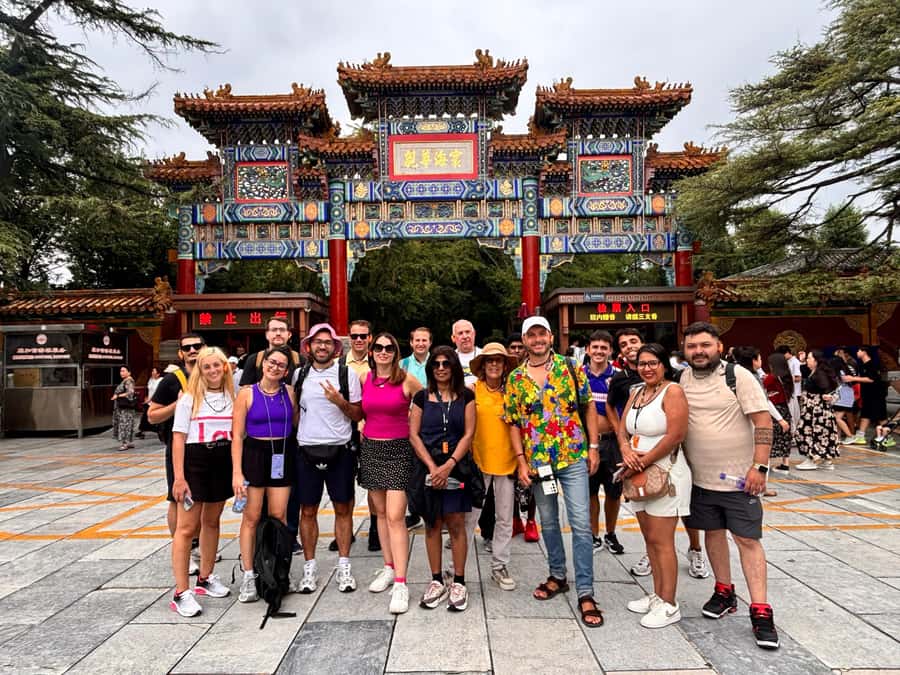 Beijing Great Wall Bus Tour with Multiple Route Options - Guides who make a large group manageable