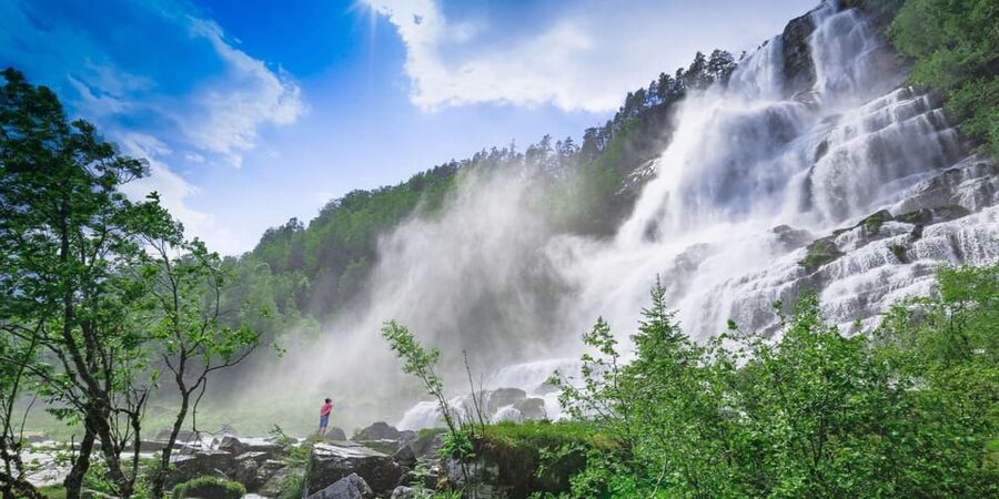 Bergen: Nærøyfjorden, Flåm, and Stegastein Guided Bus Tour - Stegastein gives you the high view