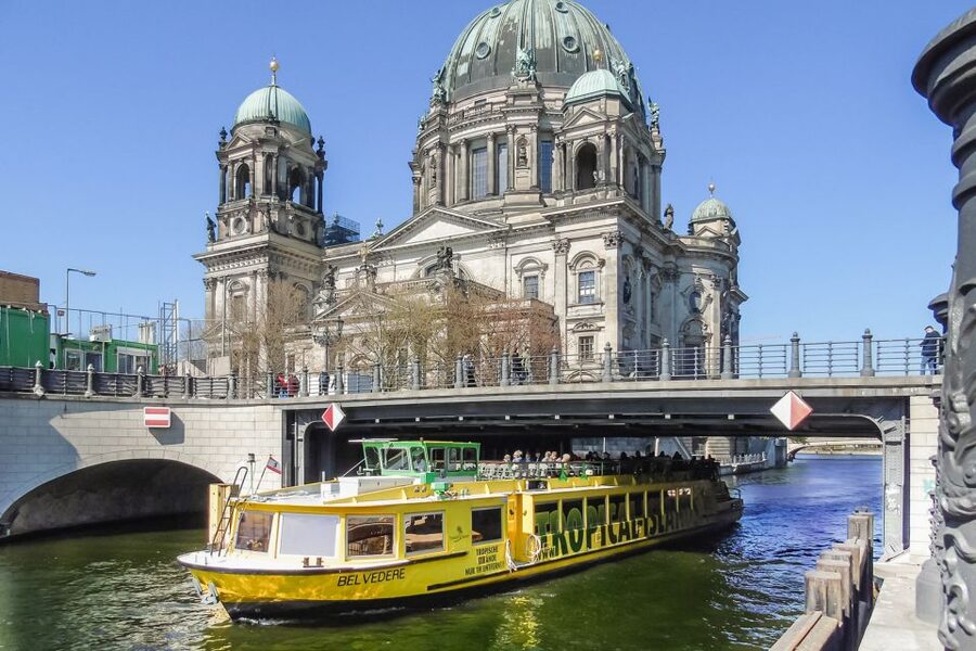 Berlin: Big Bus Hop-On Hop-Off Sightseeing Tour & Currywurst - The 48-hour package and currywurst