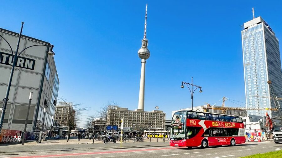 Berlin: Big Bus Hop-On Hop-Off Sightseeing Tour & Currywurst - Starting at Alexanderplatz and choosing your route