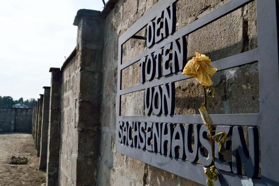 Berlin: Bus Tour to Sachsenhausen, East Side Gallery, & Berlin Story Bunker - What you see during the two-hour guided walk