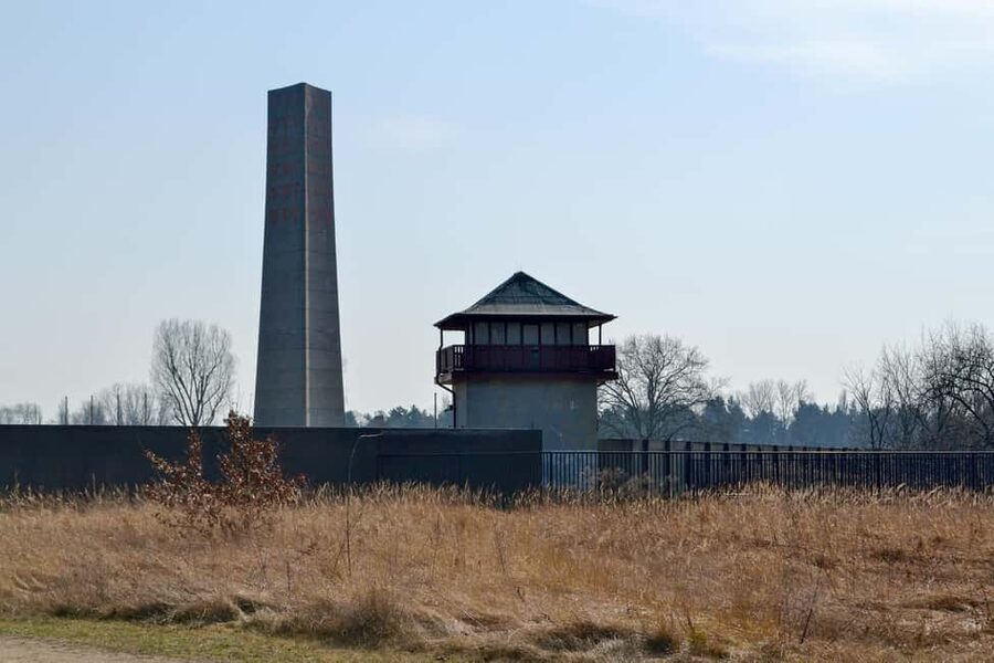 Berlin: Bus Tour to Sachsenhausen, East Side Gallery, & Berlin Story Bunker - Who should book this tour?