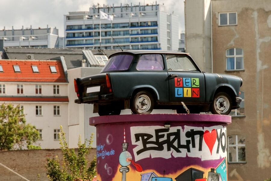 Berlin: City Sightseeing Hop-On Hop-Off Bus Tour - Checkpoint Charlie and the grand central squares