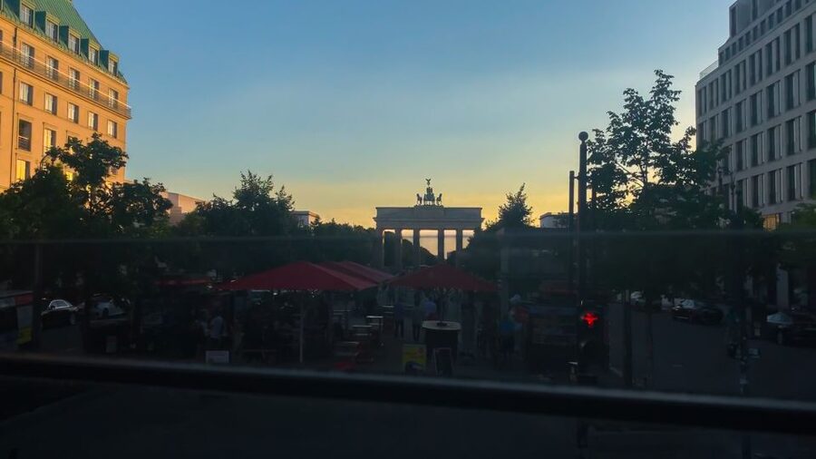 Berlin: Live-Guided Evening Sightseeing Tour by Open-top Bus - Museum Island, Berlin Palace, and Unter den Linden