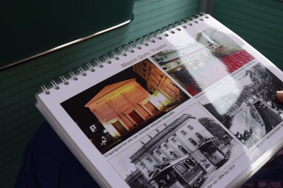 Berlin: Sightseeing Tour in Classic Volkswagen T1 Samba Bus - What the photo booklet adds