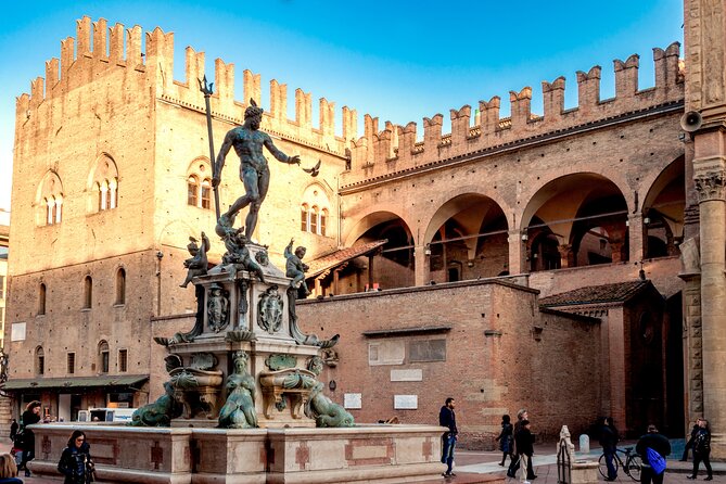 Bologna City Red Bus and Food tasting - Piazza Maggiore and the city center