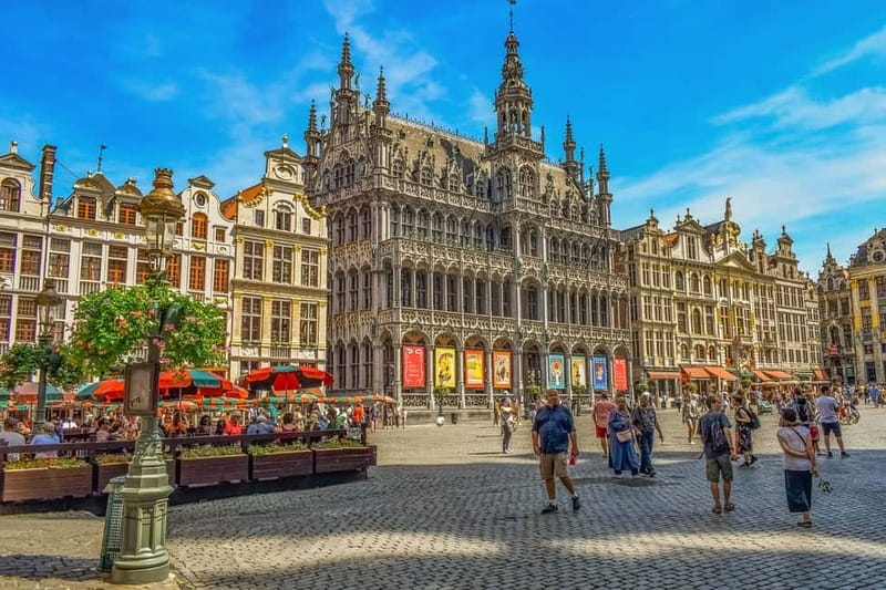 Brussels Highlights: Walking & Bus Tour with Waffle Tasting - Manneken Pis and the city’s playful side