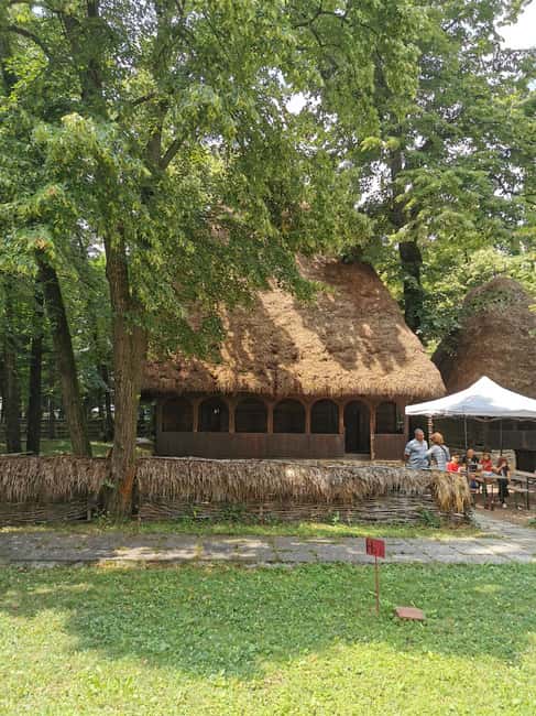 Bucharest short tour Hop-on hop-off format live tourguide - Price, included features, and extra costs