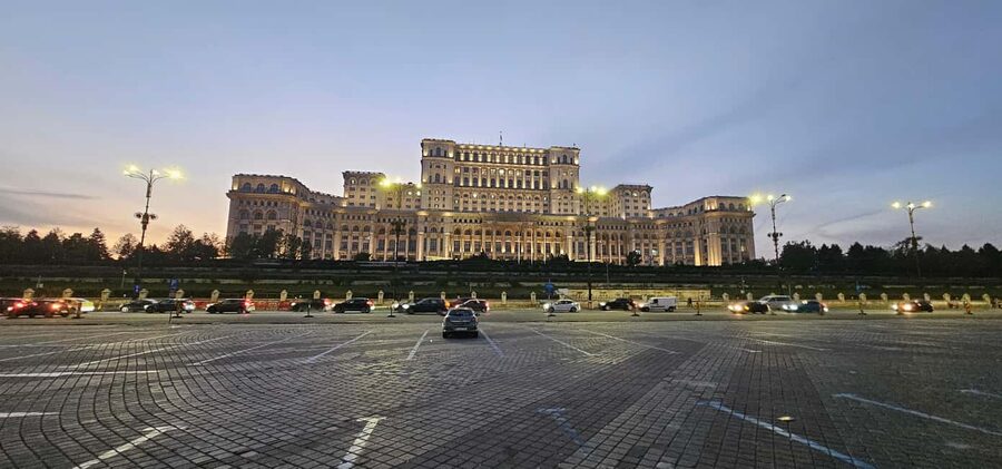 Bucharest short tour Hop-on hop-off format live tourguide - Who will get the most from this tour?