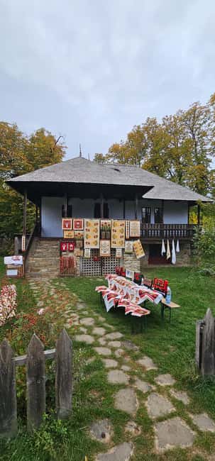 Bucharest short tour Hop-on hop-off format live tourguide - What the small-group vehicle means