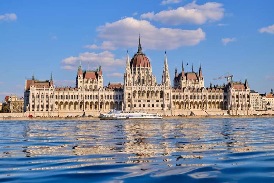 Budapest: Daytime Hop-on Hop-off Cruise with Welcome Drink - Why the Danube is the best seat in Budapest