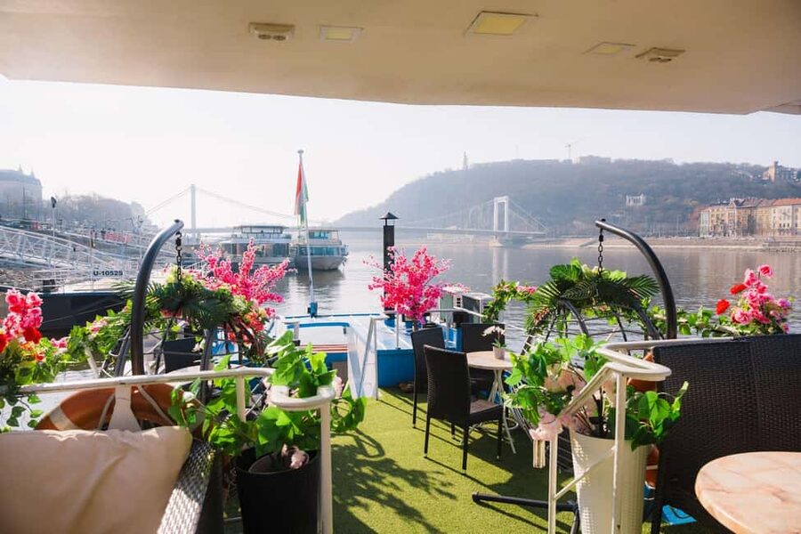 Budapest: Daytime Hop-on Hop-off Cruise with Welcome Drink - Batthyány tér, your Buda-side stop