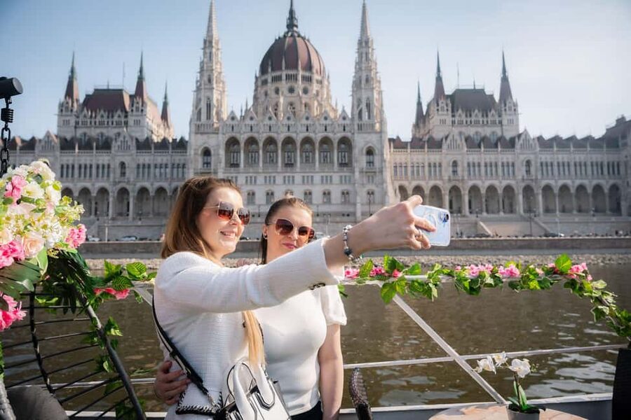 Budapest: Daytime Hop-on Hop-off Cruise with Welcome Drink - Upper-deck views and lower-deck comforts