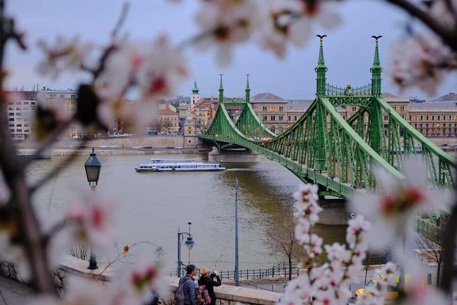 Budapest: Daytime Hop-on Hop-off Cruise with Welcome Drink - Starting at Vigadó tér Dock 5