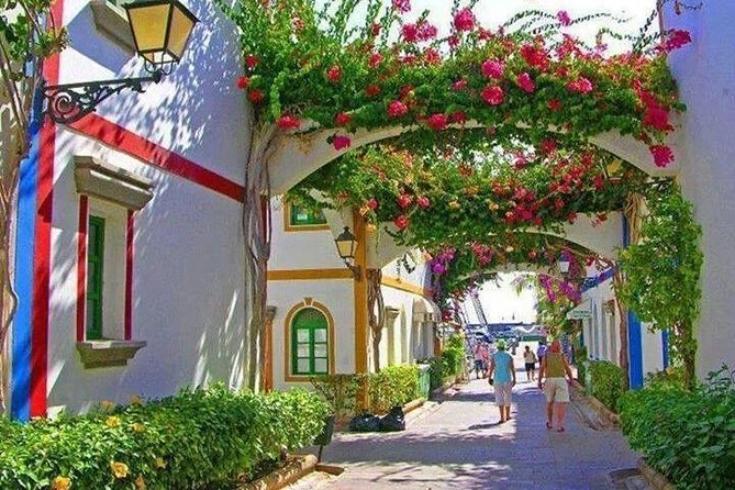 Bus to the local market of Puerto de Mogan - Who will enjoy this Puerto de Mogan trip?