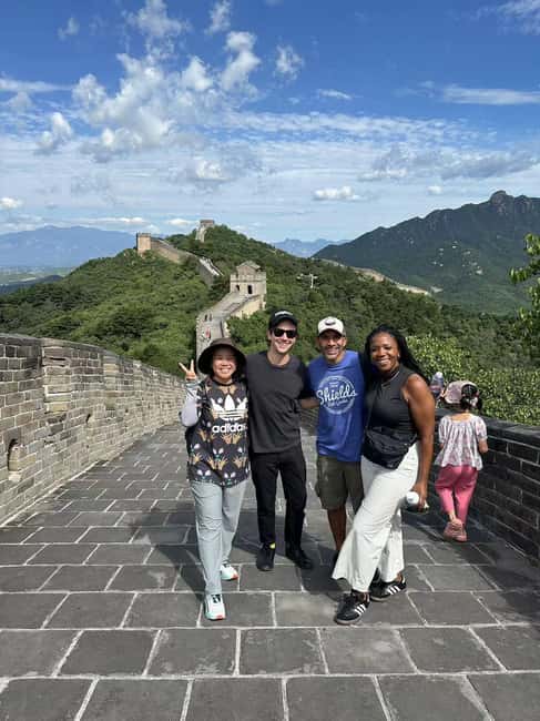 BusDa-Mutianyu Great Wall&Forbidden City Full-day Coach Tour - Guides Linda, Selina, and the human side of the tour