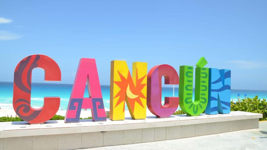 Cancún: Hop-on Hop-off Bus Tour with Submarine Trip - La Isla Shopping Village and the Hotel Zone Circuit