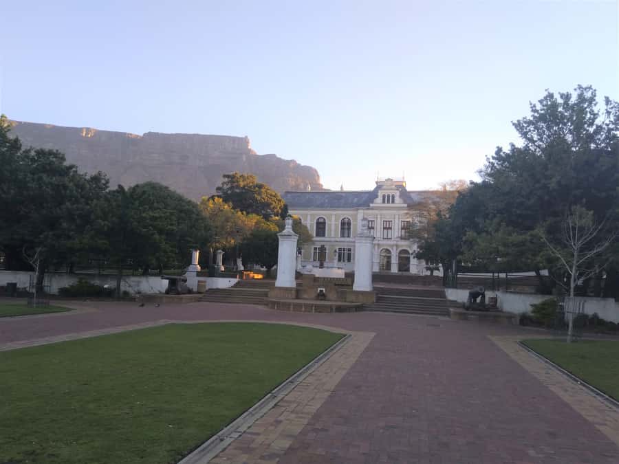 Cape Town: Introductory City Tour by Foot and Minibus - Company’s Gardens and the South African Museum