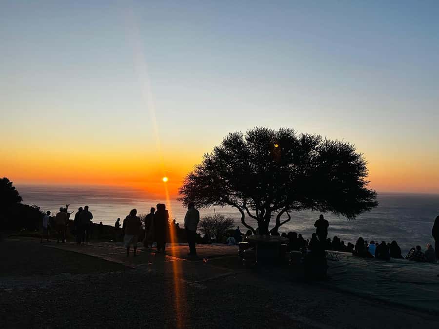 Cape Town: Sunset Bus Tour with Picnic on Signal Hill - Starting at the V&A Waterfront near the Two Oceans Aquarium