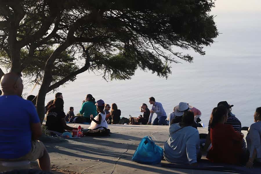 Cape Town: Sunset Bus Tour with Picnic on Signal Hill - Reaching Signal Hill for a 105-minute sunset stop