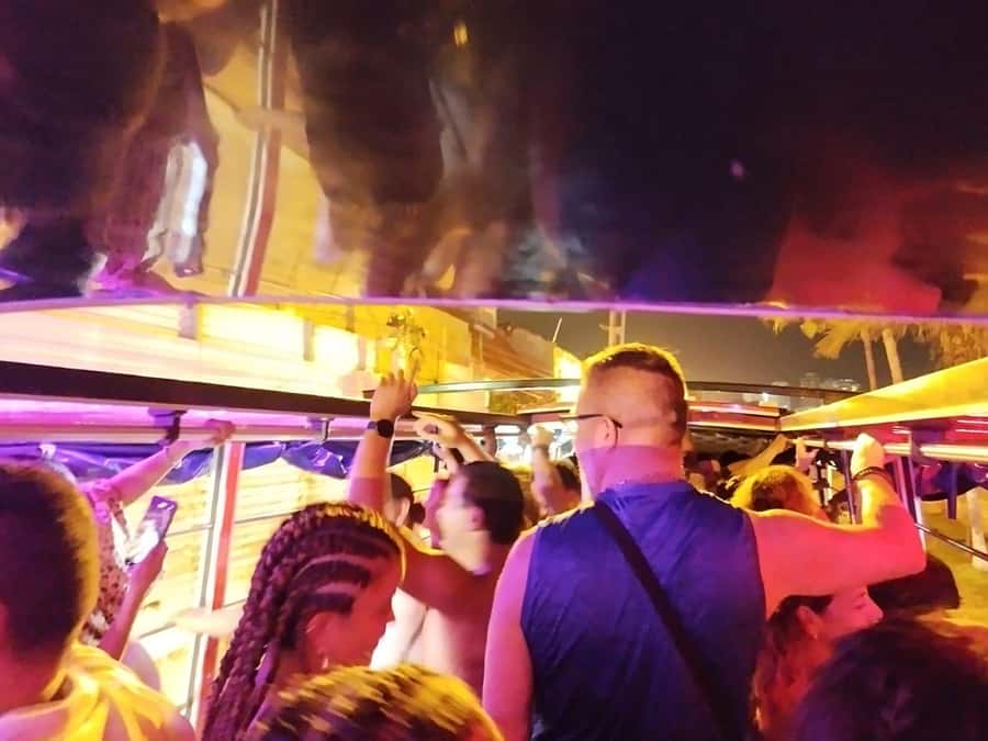 Cartagena: Party on a typical bus crossing the city - Cartagena’s letters and the best photo stop
