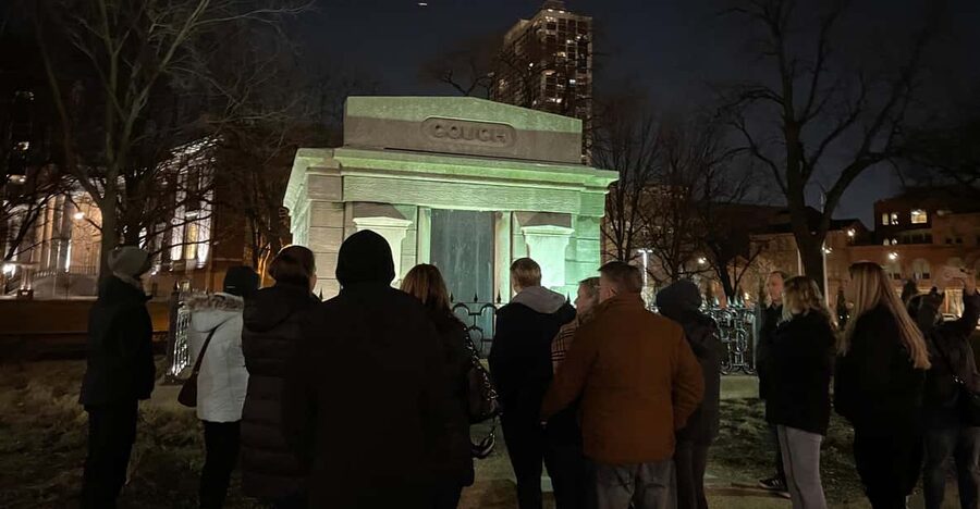Chicago: Ghost Bus Tour of Haunted Locations - 2122 North Clark Street and the Resurrection Mary legend
