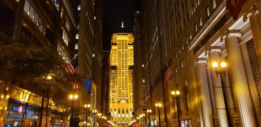 Chicago: Sunset Tour by Open-top Bus with Live Guide - River North as the city wakes up