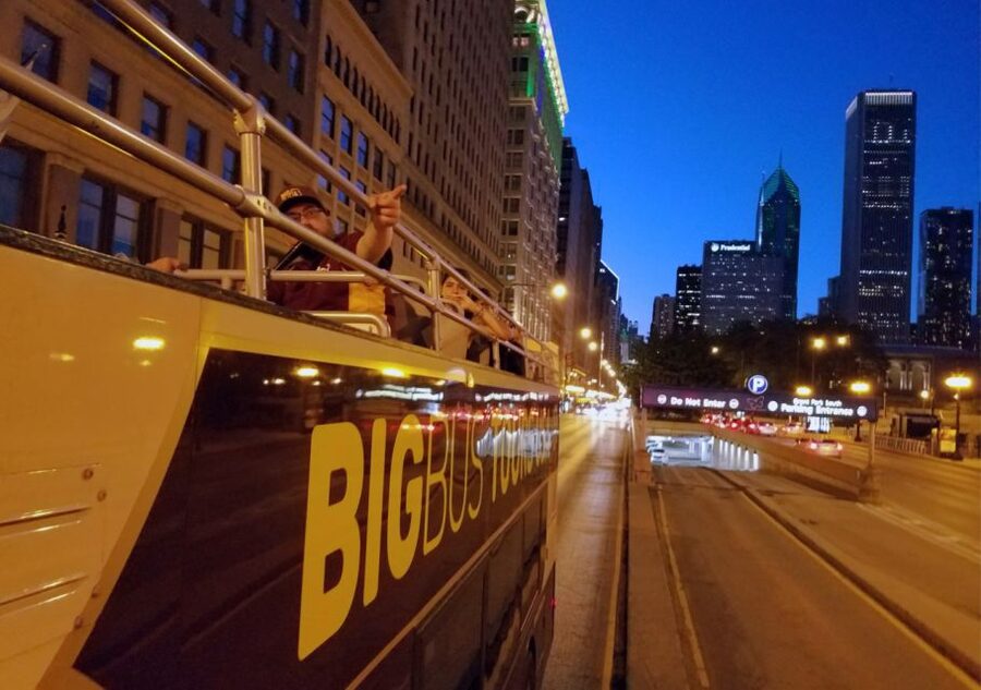 Chicago: Sunset Tour by Open-top Bus with Live Guide - Michigan Avenue, from the Magnificent Mile to State Street