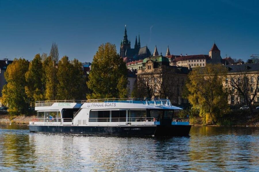 City Sightseeing Prague HOHO Bus, Castle Tour + River Cruise - Getting oriented with the two Prague bus routes