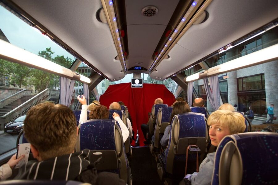 Cologne: 1.5-Hour Comedy Bus Tour - Weekend timing and meeting point