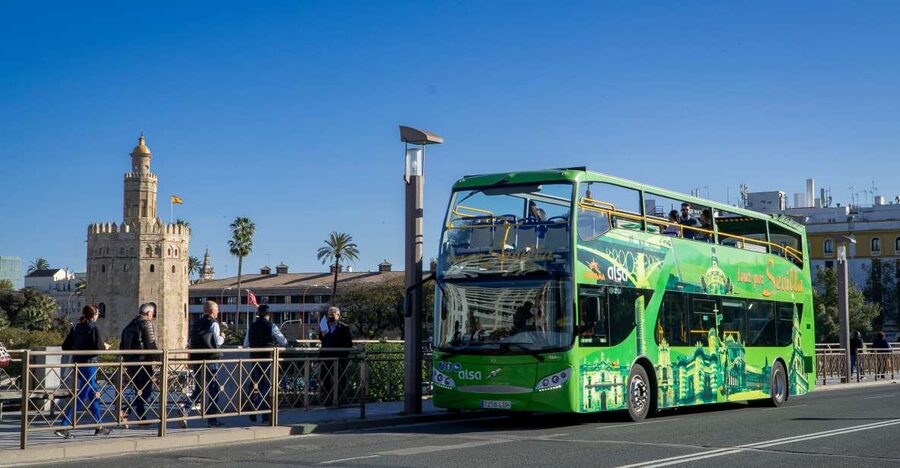 Combo: Hop on hop off + Flamenco Show & Walking tours - Seeing Seville from Torre del Oro to Plaza de España