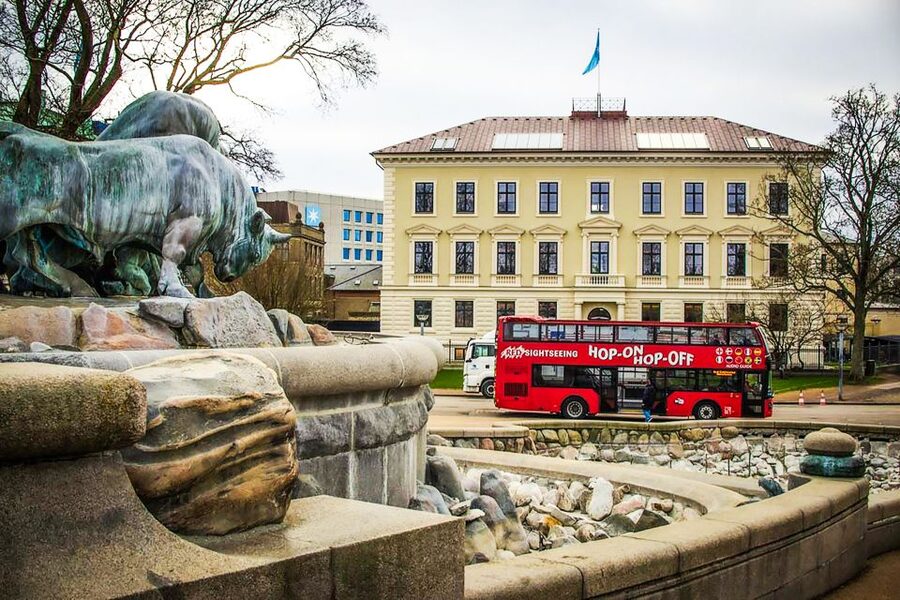 Copenhagen: Hop-On Hop-Off Bus Tour with Boat Tour Option - Finding the right bus and using the app