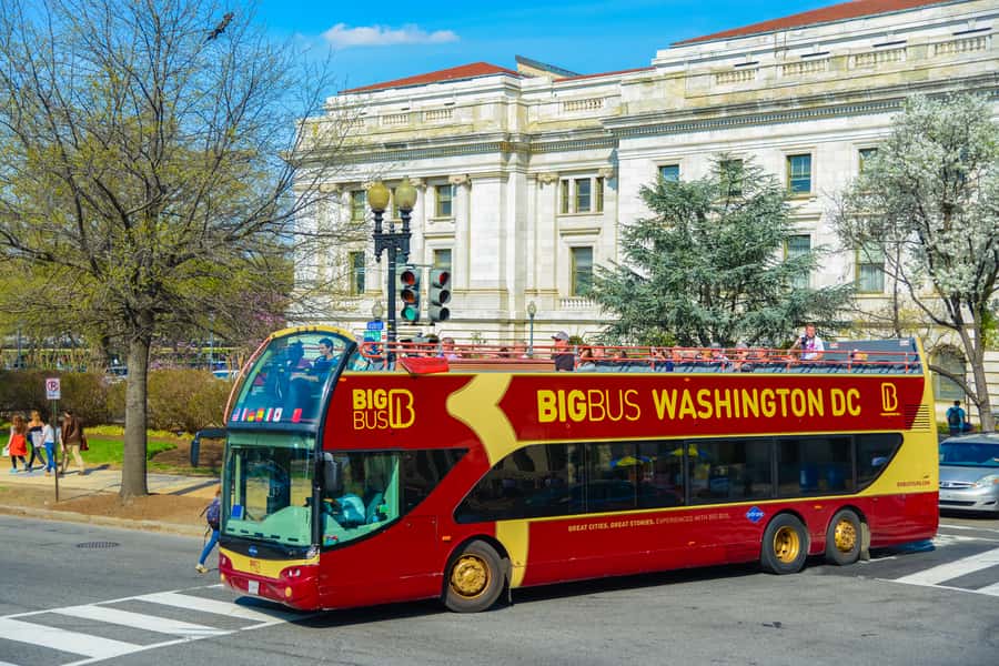 DC: Hop-on Hop-off, Arlington Walking Tour, and Night Tour - Commentary, language options, and the limits of audio