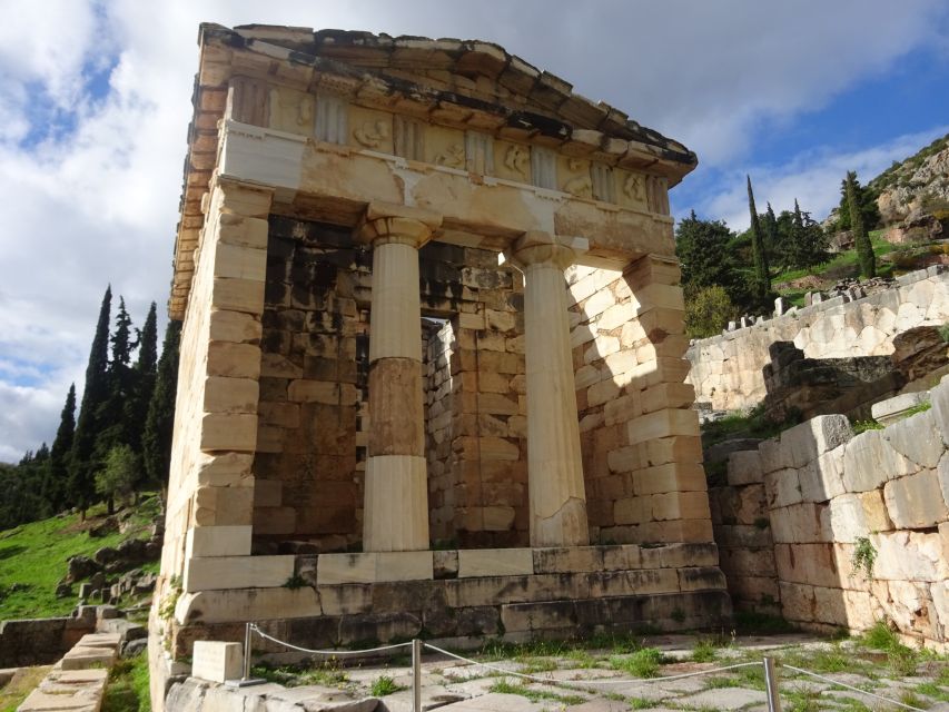 Delphi and Meteora: 2-Day Bus Tour from Athens - Day one: Delphi and the road to Kalambaka