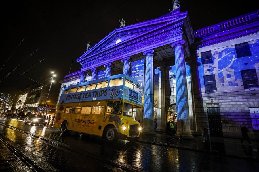 Dublin: Christmas Lights Festive Bus Tour with Afternoon Tea - City Hall, Trinity College, and Dublin after dark