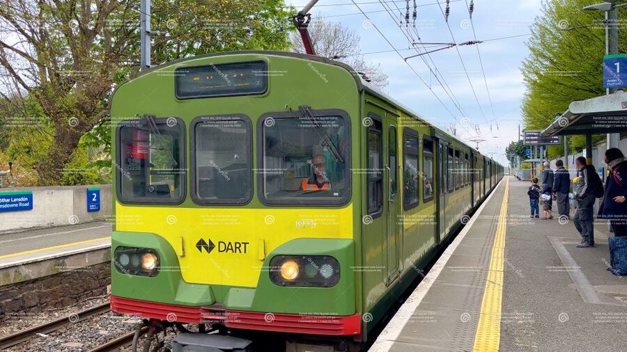 Dublin: Cruise Excursion Hop-On Hop-Off Tour & Rail Ticket - Dublin Castle, Temple Bar, and the medieval center