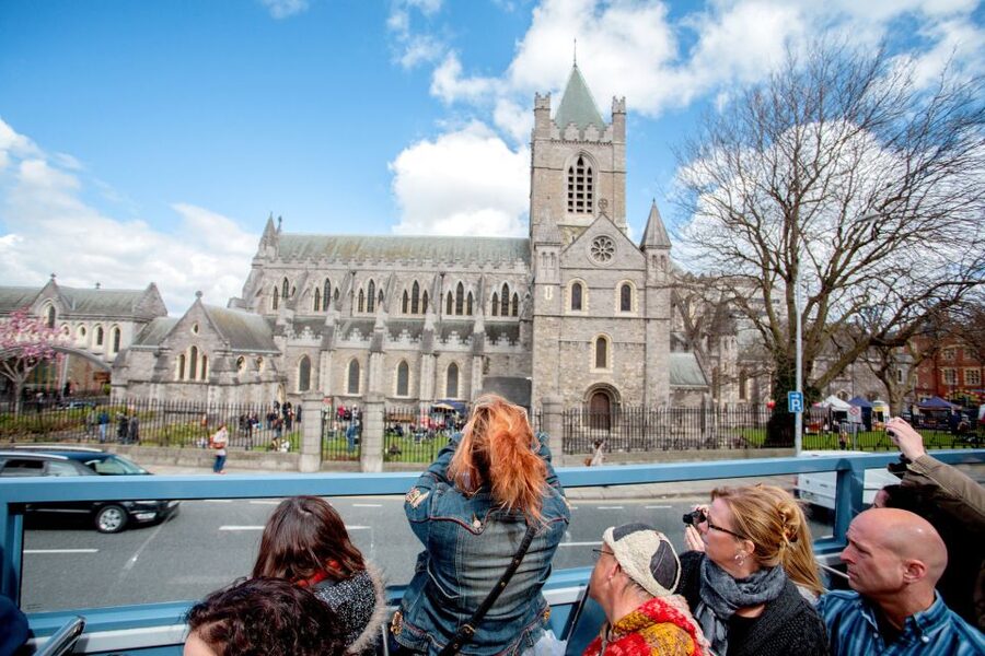 Dublin: Hop-on Hop-off Bus Tour - Live guides, audio languages, and the ride itself