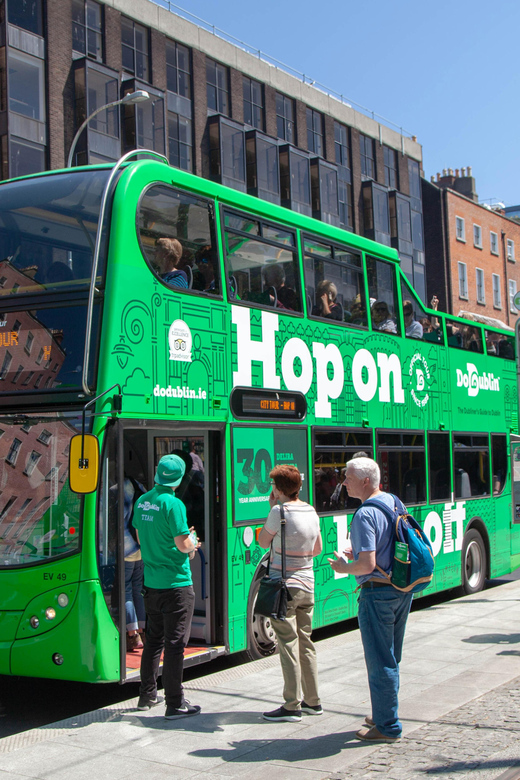 Dublin: Hop-on Hop-off Tour with Live German Commentary - Temple Bar, Dublin Castle, and Two Major Churches