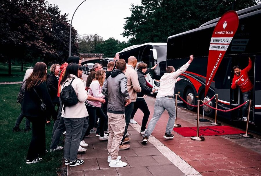 Düsseldorf: 1.5-Hour Comedy Bus Tour - A sightseeing bus with a punch line